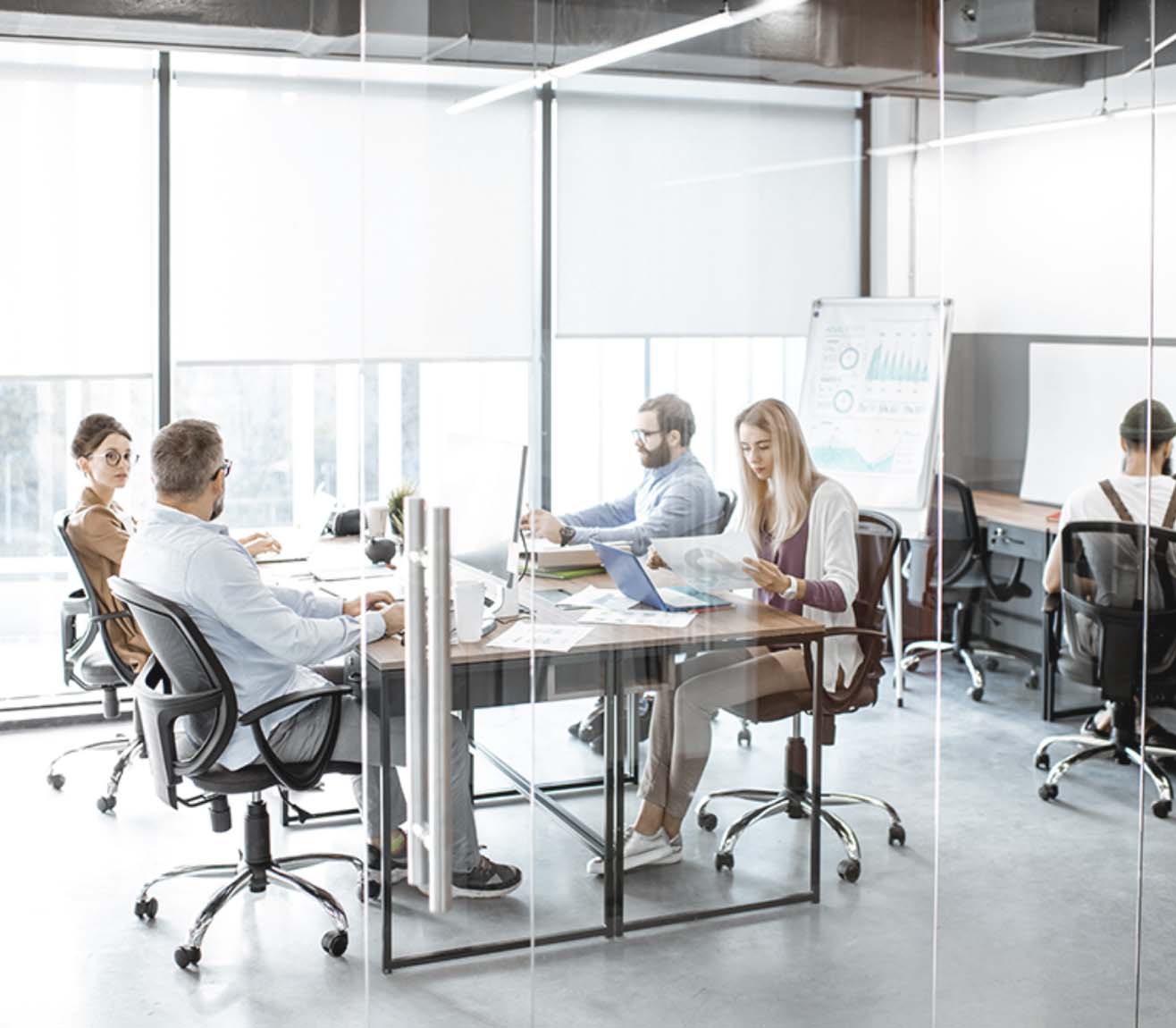 Grupo diverso de colegas en un taller de vidrio